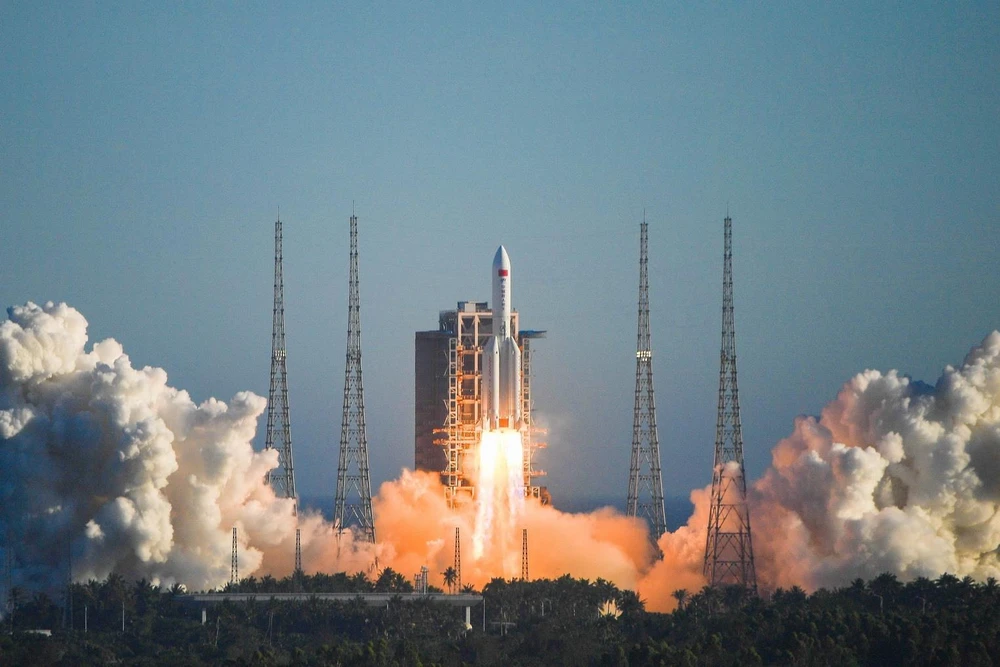 Tên lửa đẩy Trường Chinh-5B mang theo tàu vũ trụ có người lái thế hệ mới và khoang chứa hàng rời bệ phóng. (Ảnh: THX/TTXVN)