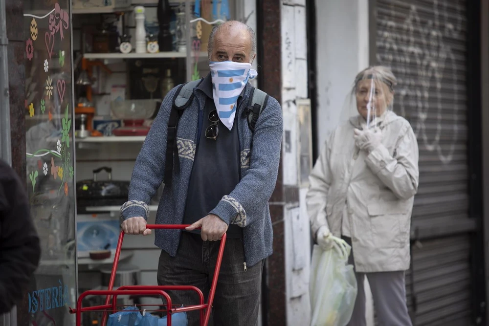 Người dân đeo khẩu trang và mặt nạ phòng lây nhiễm COVID-19 tại siêu thị ở Buenos Aires, Argentina, ngày 8/4/2020. (Ảnh: THX/ TTXVN)