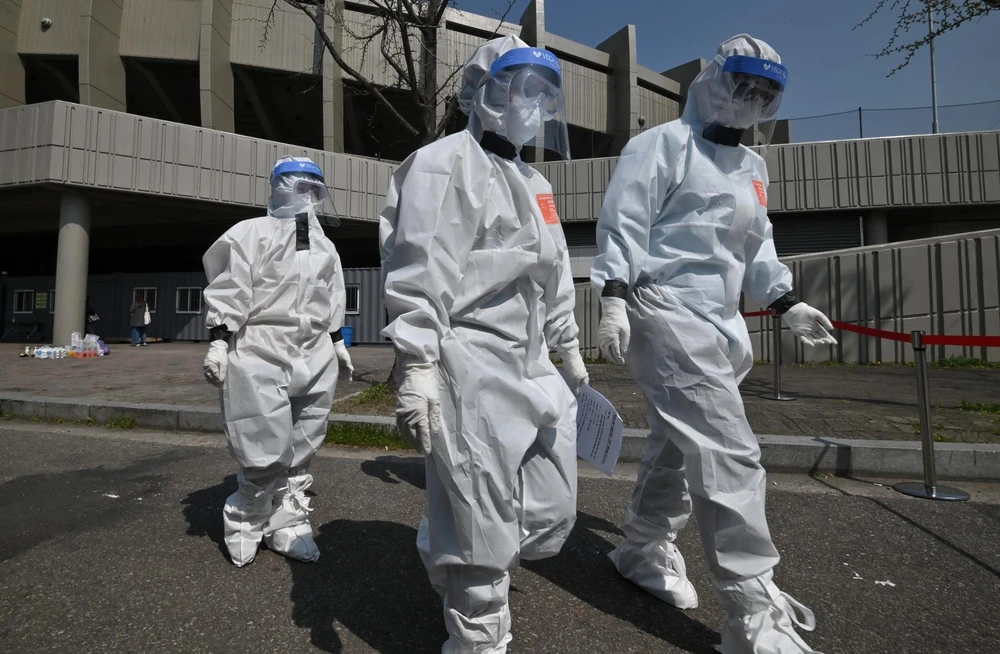 Nhân viên y tế làm việc tại điểm xét nghiệm COVID-19 ở Seoul, Hàn Quốc, ngày 3/4/2020. (Ảnh: AFP/TTXVN)