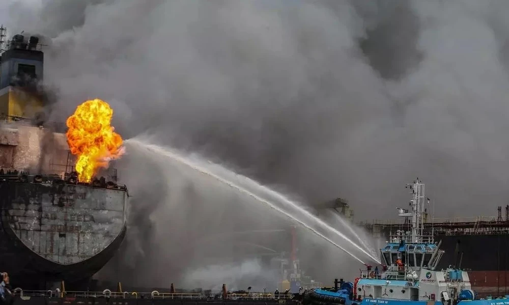 Hiện trường vụ cháy tàu chở dầu thô tại Indonesia. (Nguồn: AFP)