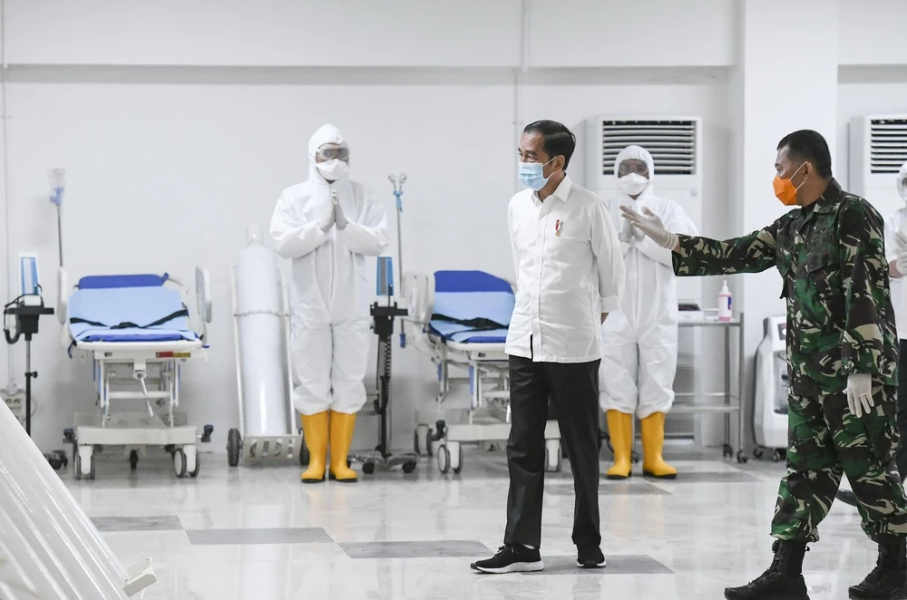 Tổng thống Indonesia Joko Widodo thăm bệnh viện dã chiến điều trị cho bệnh nhân COVID-19 tại Jakarta, Indonesia, ngày 23/3/2020. (Ảnh: AFP/ TTXVN)