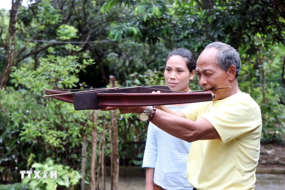 [Photo] Người duy trì môn bắn nỏ truyền thống của đồng bào vùng cao