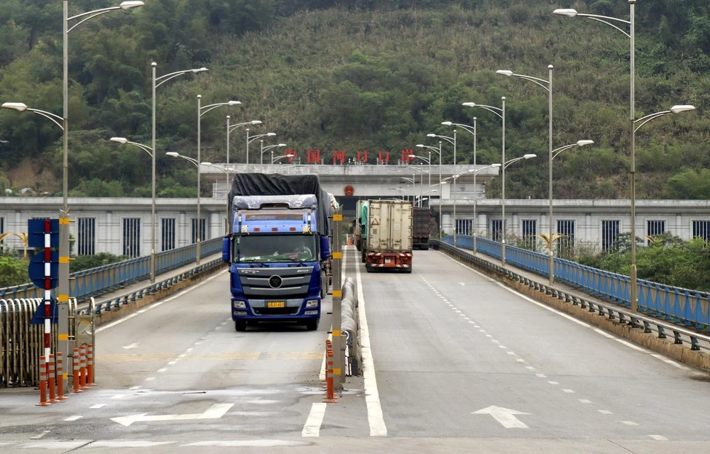 Các xe chở hàng xuất nhập khẩu qua cửa khẩu tại Lào Cai. (Ảnh: Quốc Khánh/TTXVN)