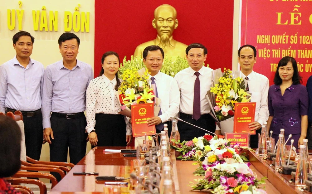 Phó Chủ tịch Uỷ ban nhân dân tỉnh Quảng Ninh Cao Tường Huy (đứng giữa) được bổ nhiệm làm Trưởng Ban quản lý Khu kinh tế Vân Đồn. (Ảnh: Văn Đức/TTXVN)