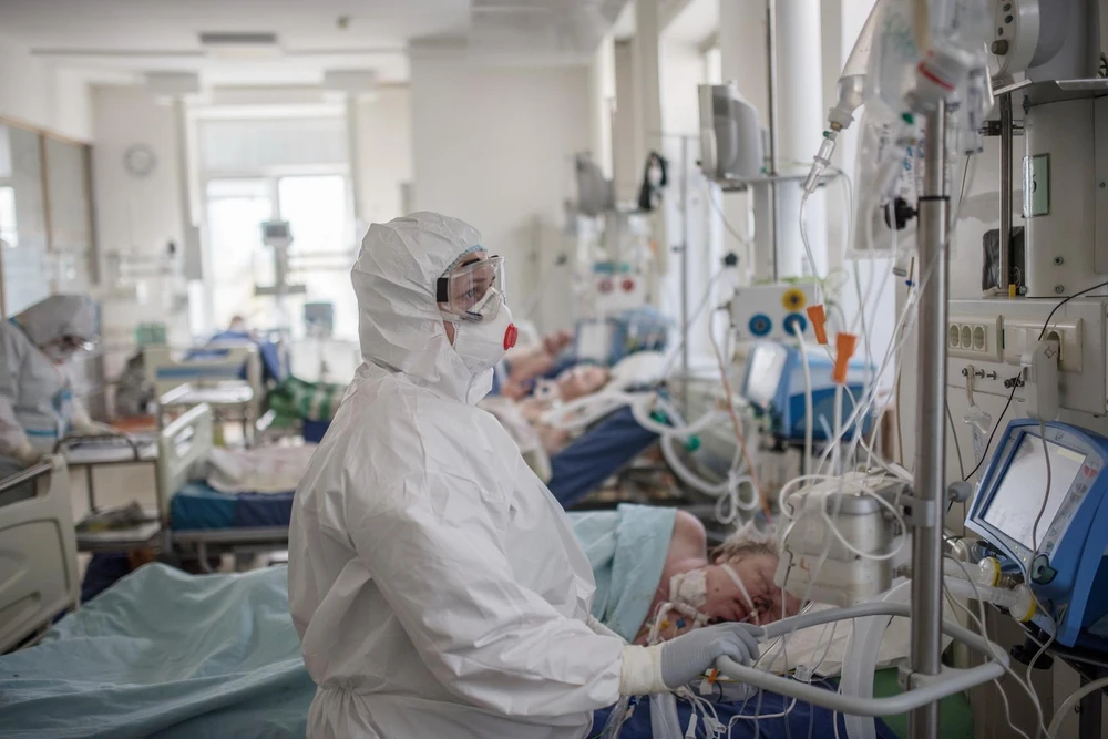 Nhân viên y tế chăm sóc bệnh nhân nhiễm COVID-19 tại bệnh viện ở Nga, ngày 4/5/2020. (Ảnh: THX/TTXVN)