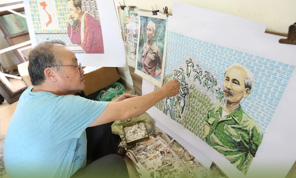 Họa sỹ Đỗ Lệnh Tuấn miệt mài bên bức tranh ghép tem về Chủ tịch Hồ Chí Minh. 