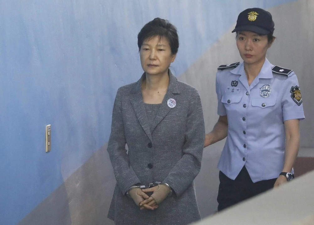 Cựu Tổng thống Hàn Quốc Park Geun-hye được đưa tới phiên tòa ở Seoul ngày 24/8/2018. (Ảnh: Yonhap/TTXVN)