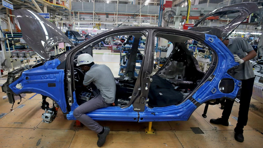 Công nhân làm việc tại nhà máy lắp ráp ôtô ở Ahmedabad, Ấn Độ. (Nguồn: Reuters)