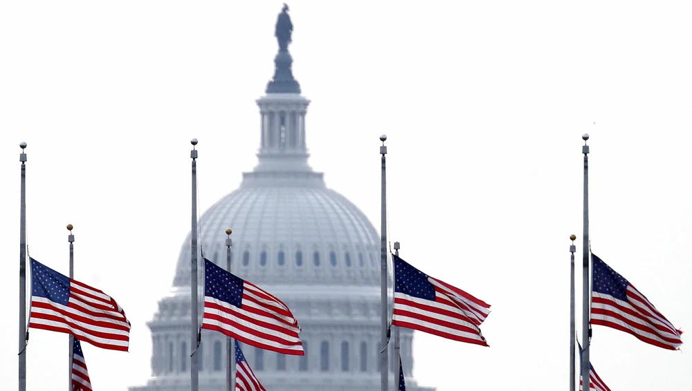 Mỹ treo cờ rủ tưởng niệm các nạn nhân dịch COVID-19. (Nguồn: Fox 4)