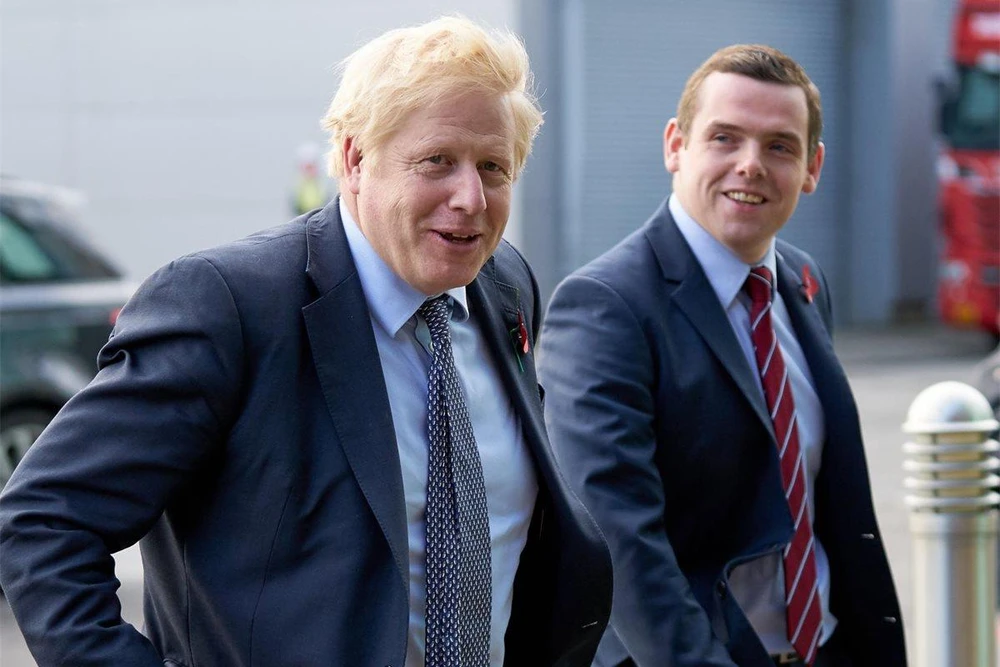 Thủ tướng Anh Boris Johnson (trái) và Thứ trưởng phụ trách vấn đề Scotland của Anh Doughlas Ross. (Nguồn: PA)