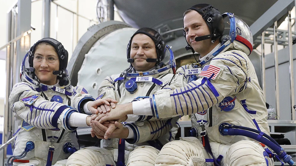 Các nhà du hành vũ trụ Nga và Mỹ chuẩn bị thực hiện nhiệm vụ trên Trạm Không gian Quốc tế (ISS). (Nguồn: TASS)
