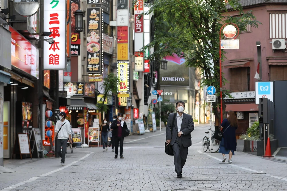 Người dân đi lại trên một tuyến phố ở Shinjuku, Tokyo, Nhật Bản ngày 25/5/2020. (Ảnh: THX/TTXVN)