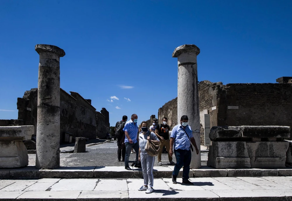 Khách thăm quan khu di tích Pompeii của Italy ngày 26/5/2020 sau một thời gian ngừng đón khách do dịch COVID-19. (Ảnh: AFP/TTXVN)
