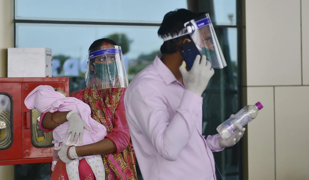 Người dân đeo khẩu trang và mặt nạ phòng lây nhiễm COVID-19 tại Allahabad , Ấn Độ, ngày 25/5/2020. (Ảnh: AFP/TTXVN)