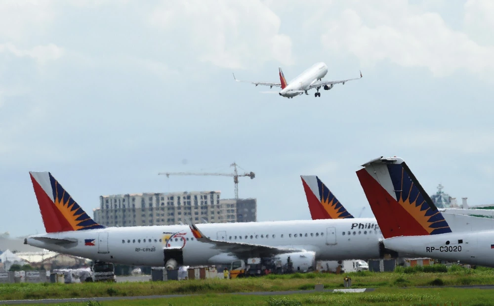 Máy bay của Hãng hàng không quốc gia Philippines (PAL) cất cánh từ sân bay quốc tế Manila, Philippines. (Ảnh: AFP/TTXVN)