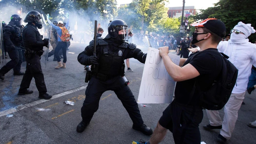 Cảnh sát đụng độ với người biểu tình phản đối tình trạng phân biệt chủng tộc tại Mỹ. (Nguồn: The Australian)