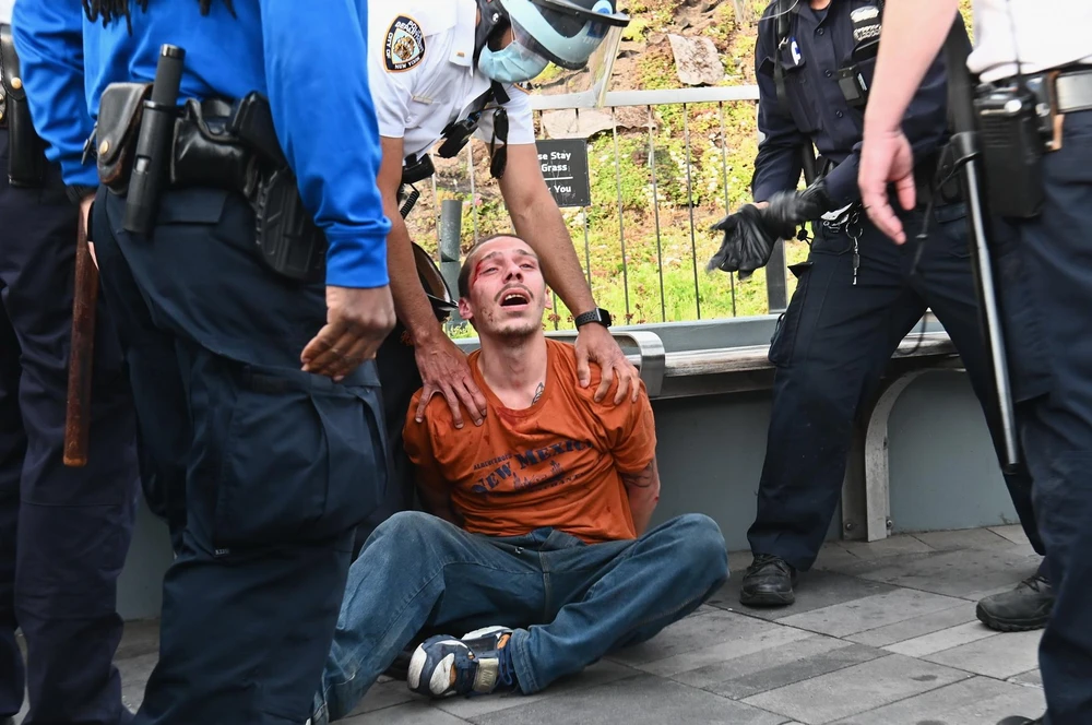 Cảnh sát bắt giữ một người biểu tình quá khích tại New York, Mỹ, ngày 1/6/2020. (Ảnh: AFP/TTXVN)