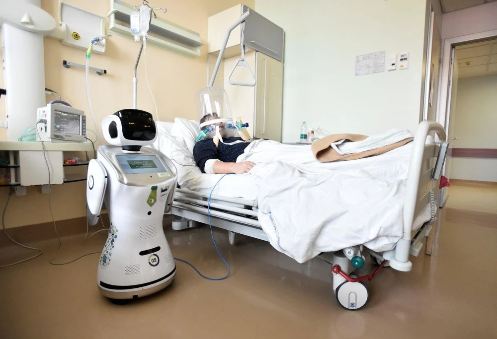 Một loại robot hỗ trợ các bệnh nhân mắc COVID-19. (Nguồn: Reuters)