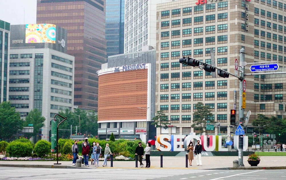 Người dân di chuyển trên đường phố tại Seoul, Hàn Quốc ngày 10/5/2020. (Ảnh: THX/TTXVN)