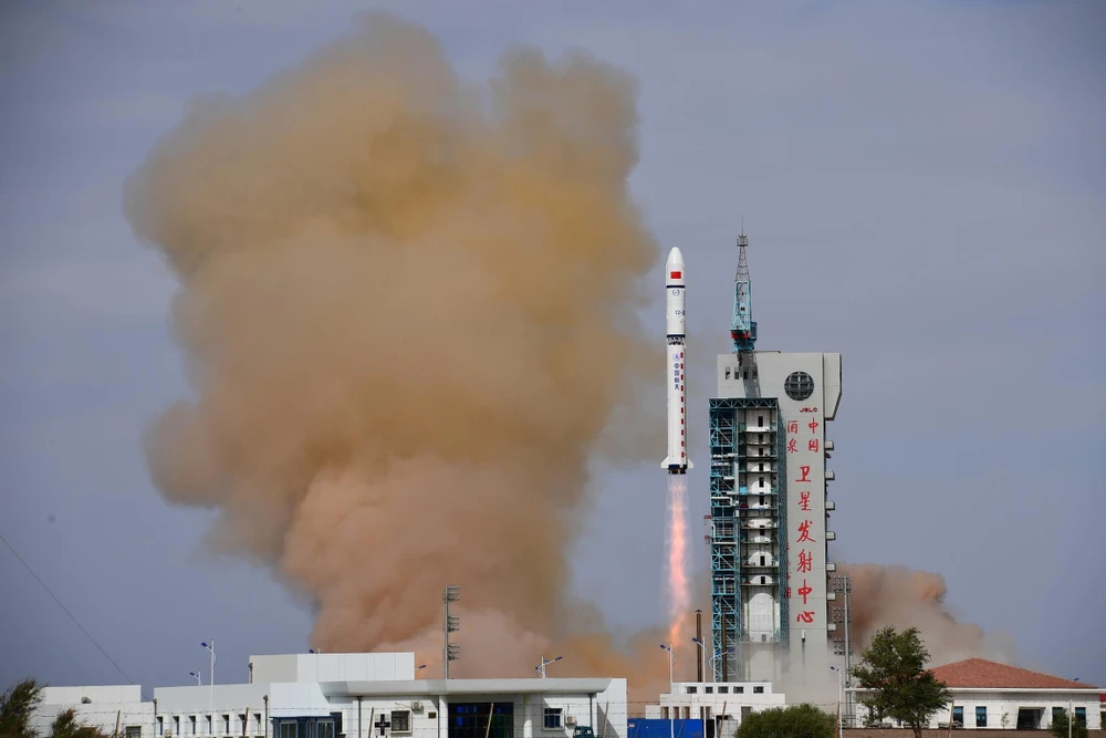 Tên lửa đẩy Trường Chinh-2D rời bệ phóng tại Trung tâm phóng vệ tinh Tửu Tuyền ở Khu tự trị Nội Mông, Trung Quốc ngày 31/5/2020. (Ảnh: THX/TTXVN)
