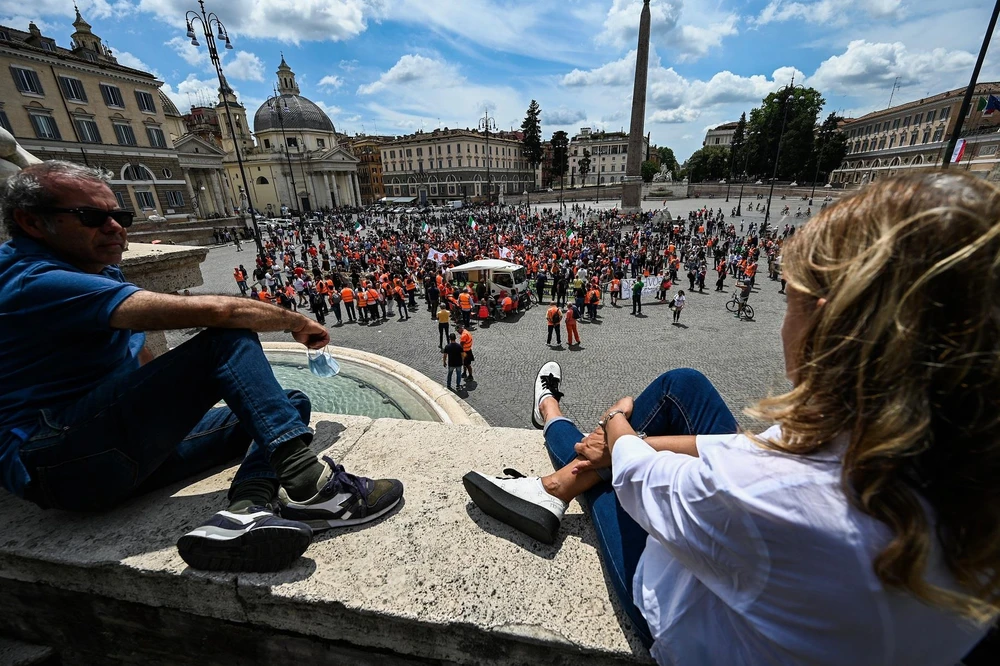 Người dân vui chơi tại quảng trường ở Rome, Italy, ngày 2/6/2020. (Ảnh: AFP/TTXVN)