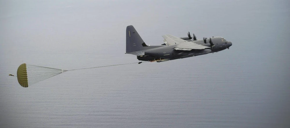 Máy bay MC-130J Commando II thả bom RHIB trong một cuộc tập trận. (Nguồn: Không quân Mỹ)