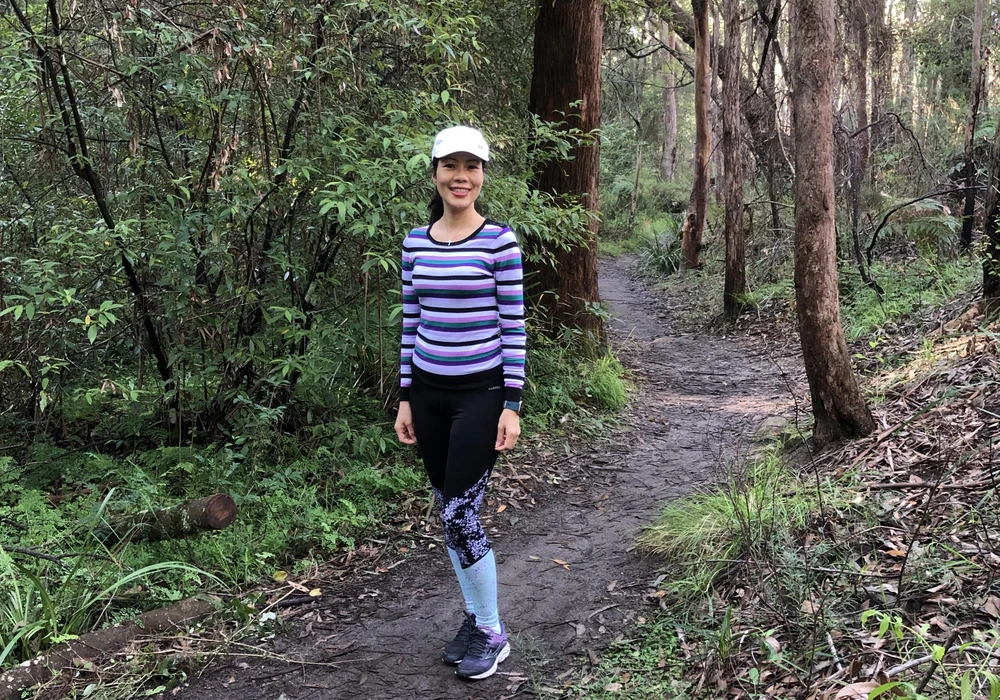 Chị Phượng Phan thực hiện thử thách đi bộ trong rừng Berowra Valley National Park, Tây Bắc Sydney để gây quỹ giúp trẻ em Việt Nam. (Ảnh do nhân vật cung cấp)