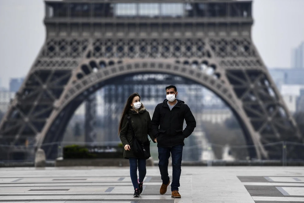 Người dân đeo khẩu trang phòng dịch COVID-19 tại Paris ngày 18/3/2020. (Ảnh: AFP/TTXVN)