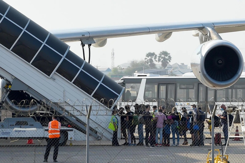 Hành khách tại sân bay quốc tế Phnom Penh, Campuchia ngày 3/4/2020. (Ảnh: AFP/TTXVN)