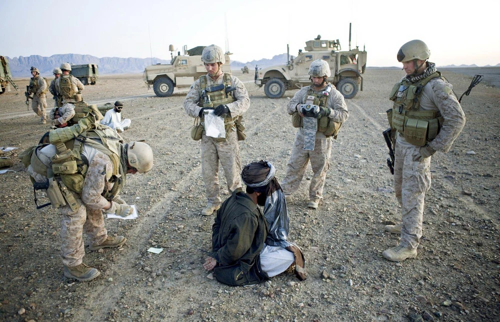 Binh sỹ Mỹ bắt giữ một nghi phạm Taliban. (Nguồn: Corbis)