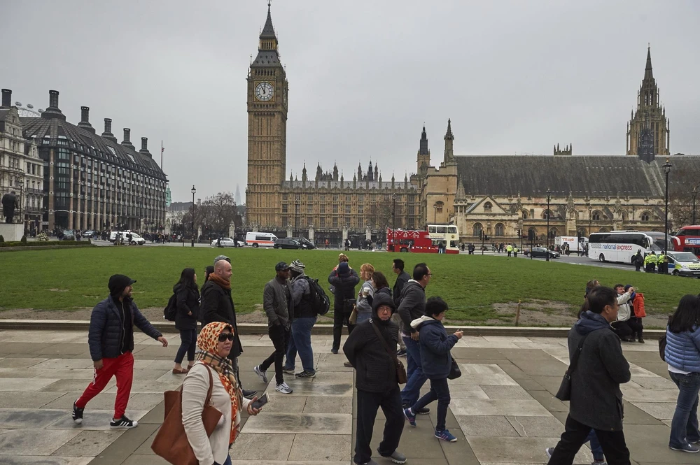 Khách du lịch tại thủ đô London, Anh. (Ảnh: AFP/TTXVN)