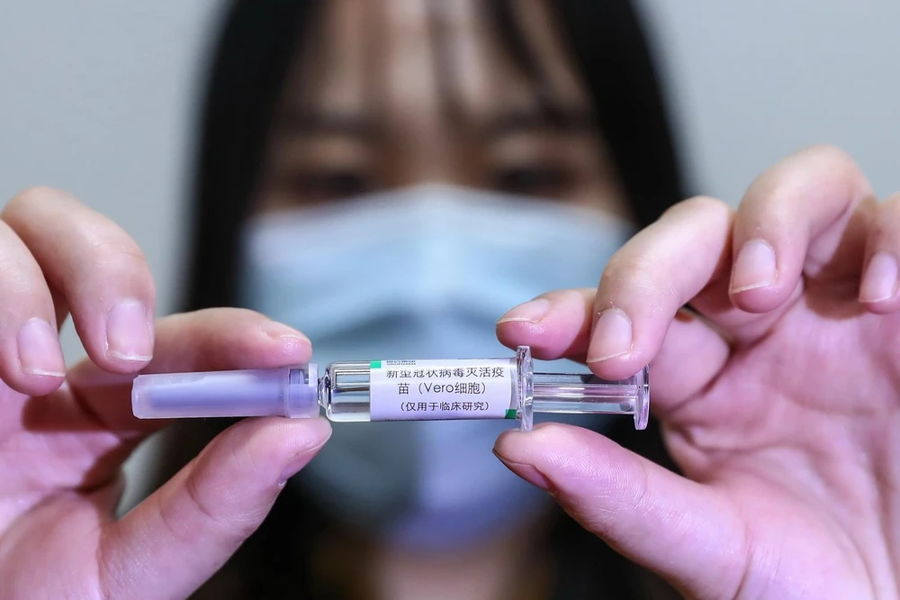 Mẫu vắcxin phòng COVID-19 của Tập đoàn dược phẩm quốc gia Trung Quốc (Sinopharm), ở Bắc Kinh, Trung Quốc. (Ảnh:THX/TTXVN)