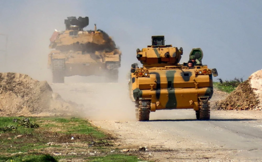 Xe quân sự của Thổ Nhĩ Kỳ trên đường cao tốc giữa tỉnh Aleppo và Latakia, miền bắc Syria, ngày 15/3/2020. (Ảnh: AFP/TTXVN)