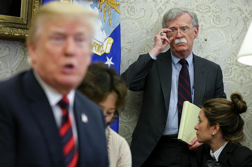 Cựu Cố vấn an ninh quốc gia John Bolton lắng nghe Tổng thống Donald Trump phát biểu. (Nguồn: Getty Images)