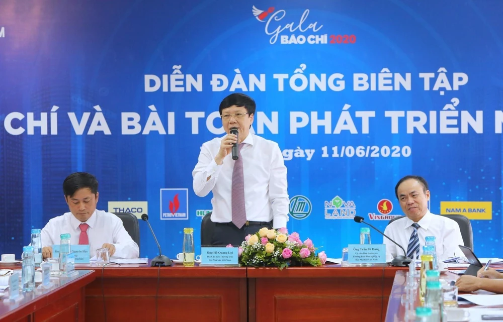 Nhà báo Hồ Quang Lợi- Phó Chủ tịch Thường trực Hội Nhà báo Việt Nam phát biểu tại Diễn đàn. (Ảnh: Thành Đạt/TTXVN)