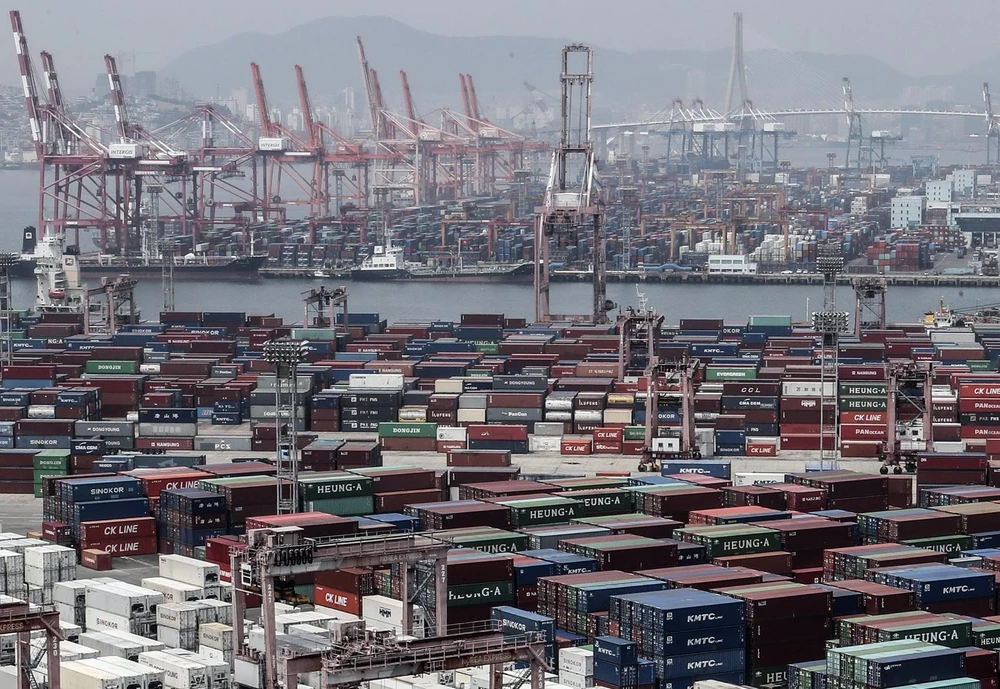 Container hàng hóa tại cảng Busan, Hàn Quốc ngày 1/6/2020. (Ảnh: YONHAP/TTXVN)