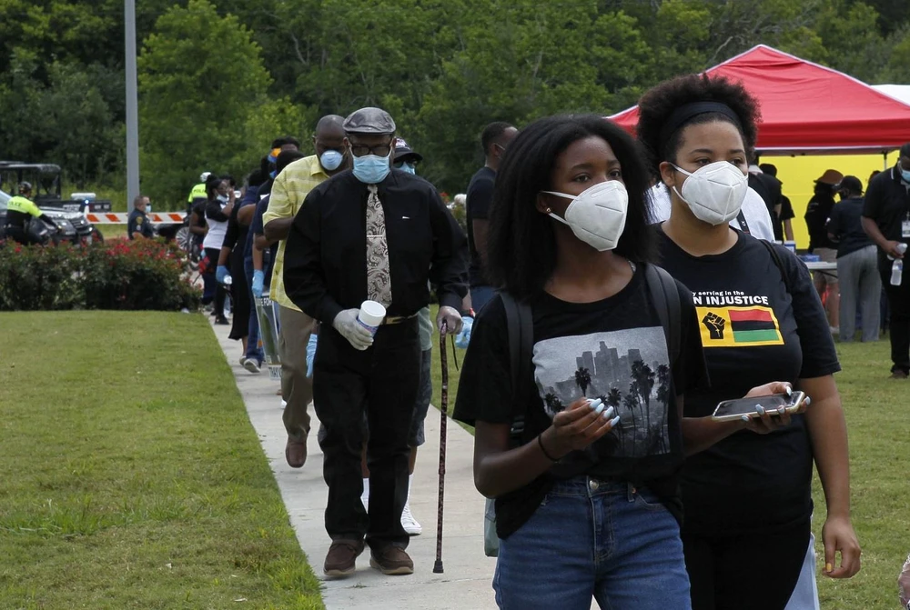 Người dân đeo khẩu trang phòng dịch COVID-19 tại Houston, bang Texas, Mỹ ngày 8/6/2020. (Ảnh: THX/TTXVN)