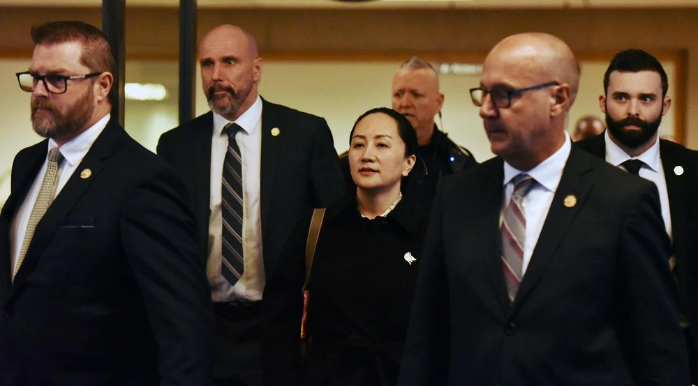 Giám đốc Tài chính của Tập đoàn Huawei (Trung Quốc) Mạnh Vãn Châu rời khỏi Tòa án Tối cao British Columbia ở Vancouver (Canada) sau phiên xét xử, ngày 23/1/2020. (Ảnh: AFP/TTXVN)