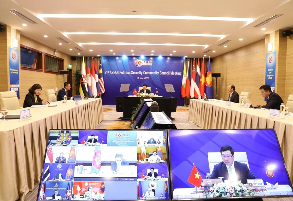 Phó Thủ tướng, Bộ trưởng Bộ Ngoại giao Phạm Bình Minh chủ trì Hội nghị trực tuyến Hội đồng Chính trị - An ninh ASEAN lần thứ 21. (Ảnh: Văn Điệp/TTXVN)