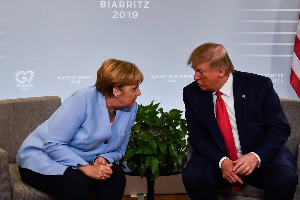 Thủ tướng Đức Angela Merkel trong cuộc gặp Tổng thống Mỹ Donald Trump bên lề Hội nghị thượng đỉnh Nhóm các nước công nghiệp phát triển hàng đầu thế giới (G7) tại Biarritz, Tây Nam Pháp ngày 26/8/2019. (Ảnh: AFP/TTXVN)