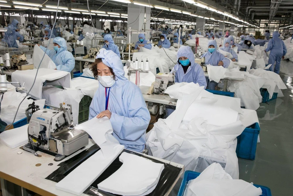 Công nhân làm việc tại một nhà máy dệt may ở tình Giang Tô, Trung Quốc. (Nguồn: AFP)