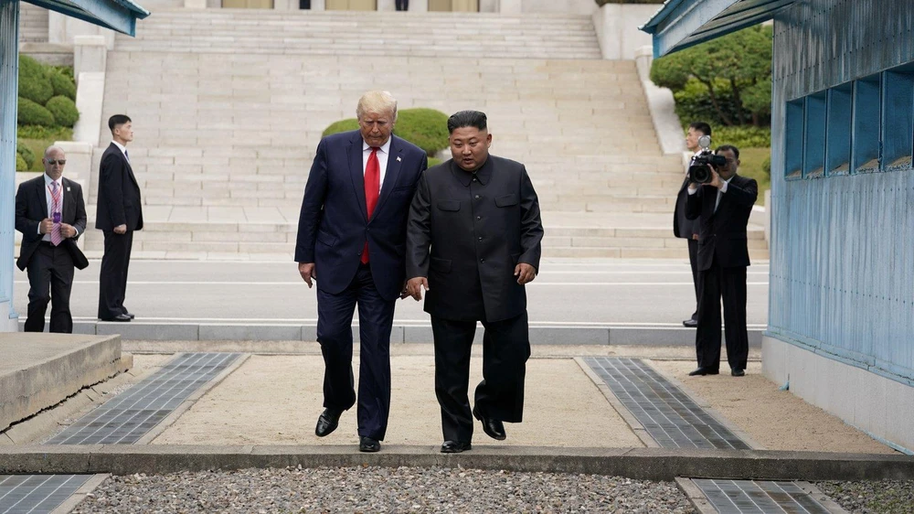 Tổng thống Mỹ Donald Trump và nhà lãnh đạo Triều Tiên Kim Jong-un gặp nhau tại Khu phi quân sự ngày 30/6/2019. (Nguồn: Reuters)
