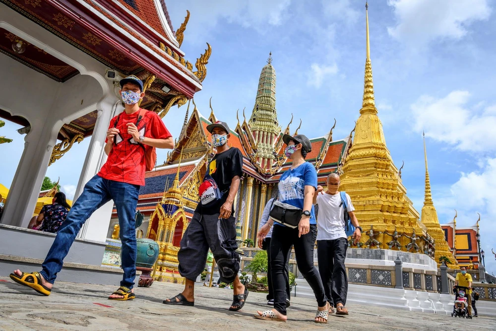 Khách du lịch thăm quan Cung điện Hoàng gia ở Bangkok, Thái Lan ngày 7/6/2020. (Ảnh: AFP/TTXVN)