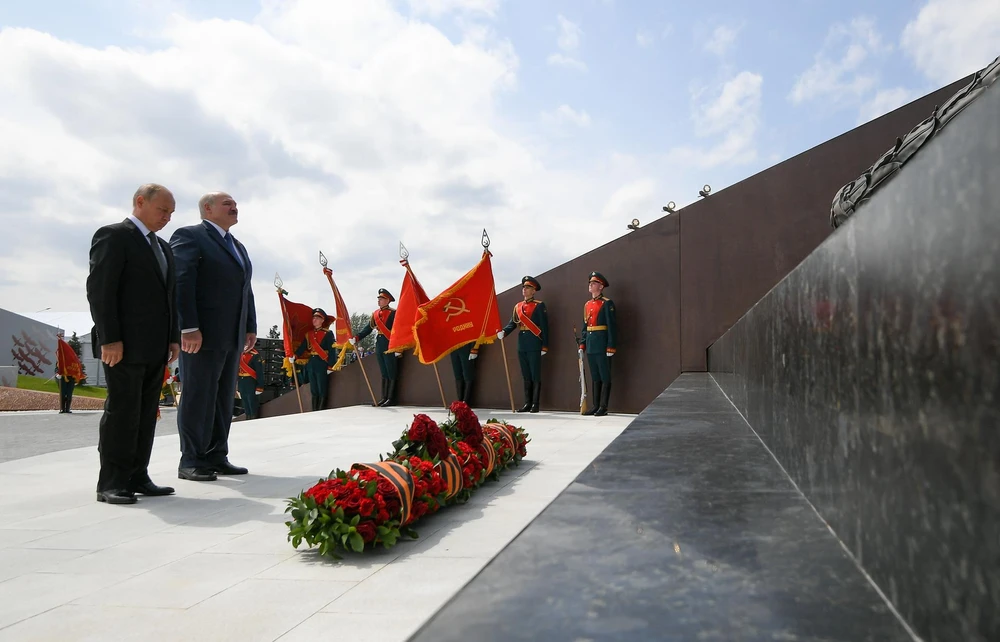 Tổng thống Nga Vladimir Putin và Tổng thống Belarus Alexander Lukashenko đặt hoa tưởng niệm các chiến sỹ Hồng quân Liên Xô. (Nguồn: tellerreport.com)