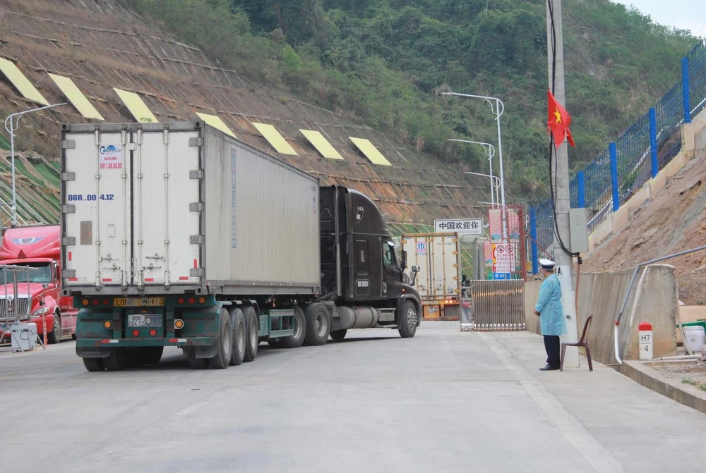 Xe xuất khẩu nông sản sang Trung Quốc. (Ảnh: Quang Duy/TTXVN)