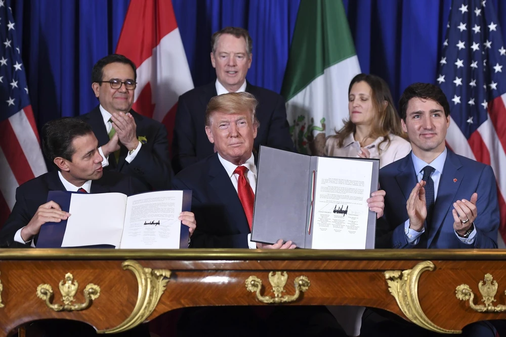(Từ trái sang): Ông Enrique Pena Nieto (khi đang đương chức Tổng thống Mexico), Tổng thống Mỹ Donald Trump và Thủ tướng Canada Justin Trudeau ký Hiệp định thương mại Mỹ-Mexico-Canada (USMCA) tại Buenos Aires, Argentina ngày 30/11/2018. (Ảnh: AFP/TTXVN)