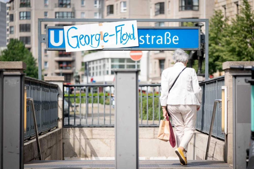 Người biểu tình phản đối việc phân biệt chủng tộc còn yêu cầu đổi tên nhà ga ngầm thành "George-Floyd-Straße." (Nguồn: DPA)