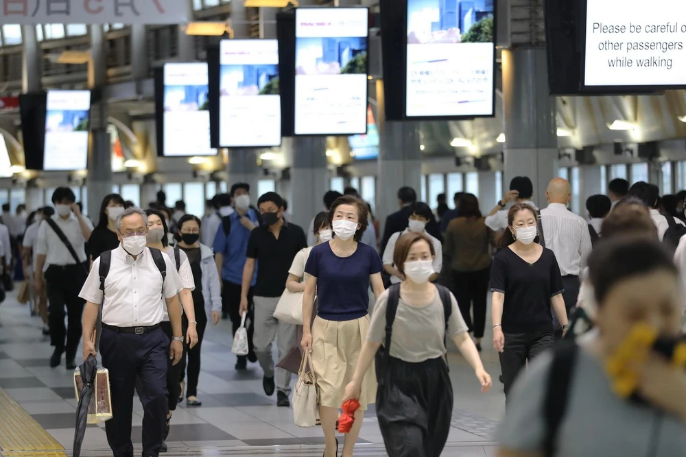 Người dân đeo khẩu trang phòng dịch COVID-19 tại Tokyo, Nhật Bản ngày 30/6/2020. (Ảnh: THX/TTXVN)