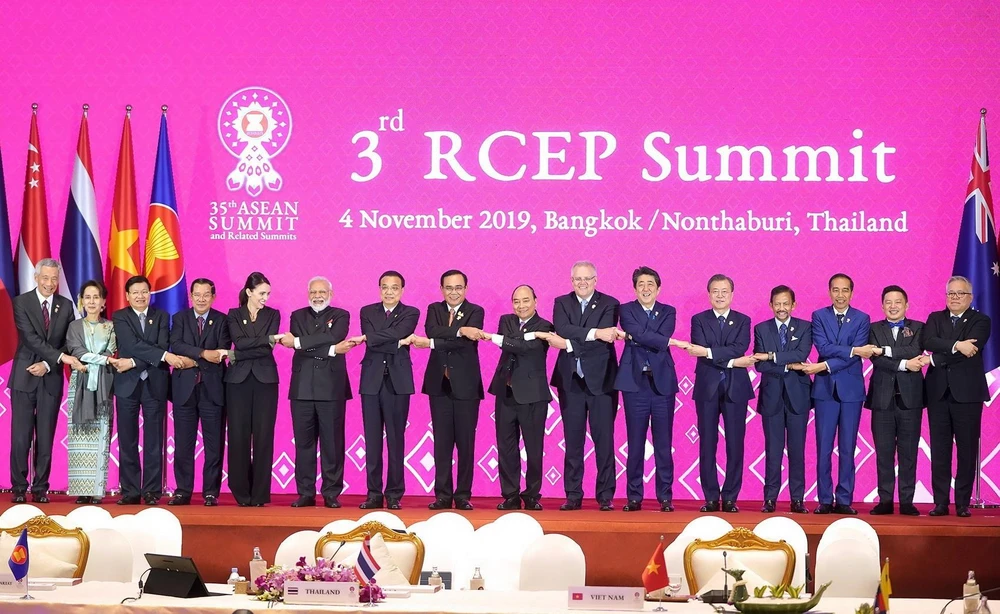 Lãnh đạo các nước thành viên dự Hội nghị Cấp cao RCEP lần thứ 3. (Ảnh: Thống Nhất/TTXVN)