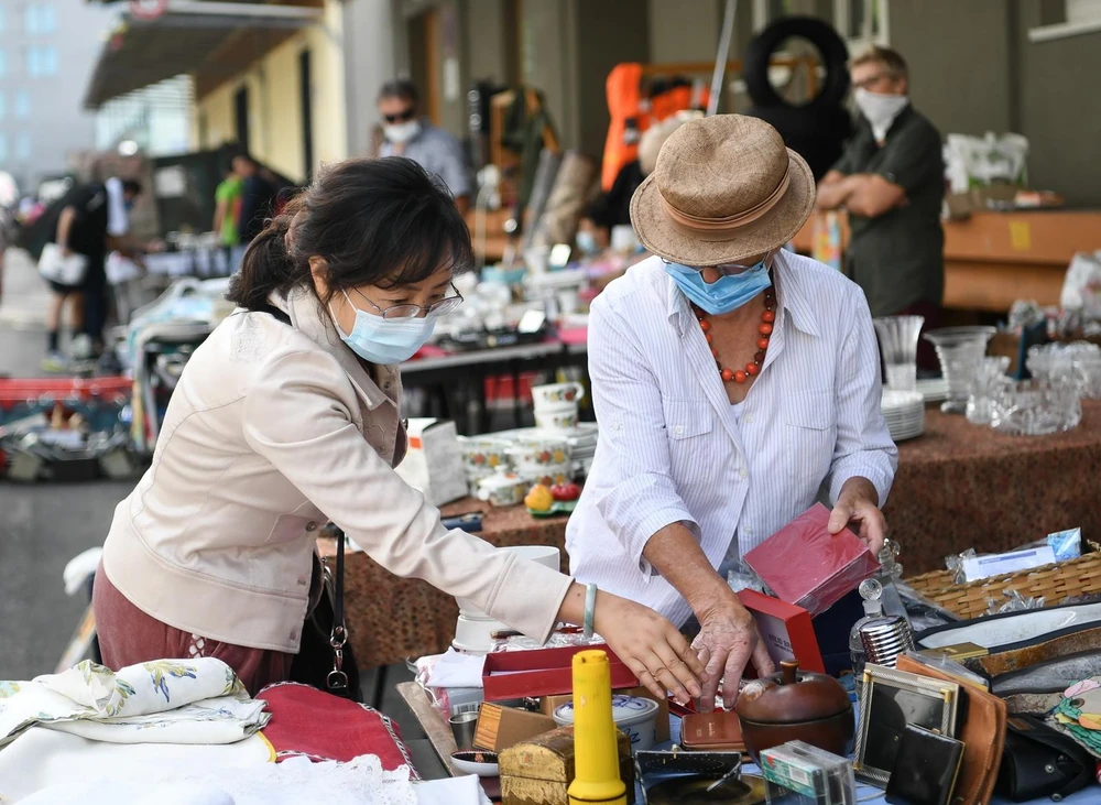 Người dân đeo khẩu trang phòng lây nhiễm COVID-19 tại một khu chợ ở Frankfurt, Đức, ngày 4/7/2020. (Ảnh: THX/TTXVN)